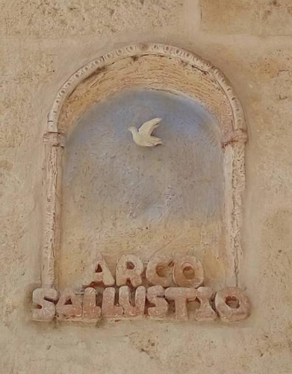 Arco Sallustio Monopoli Bagian luar foto